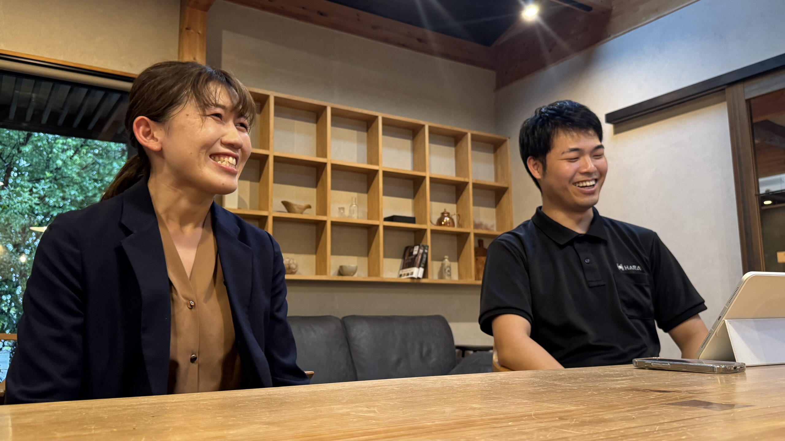 原工務店様2人写真（笑顔）